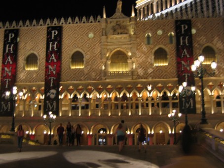 Dieses Hotel ist wirklich Venedig in klein (und teuer). Als Aufführung war jeden Abend Phantom der Oper dort...