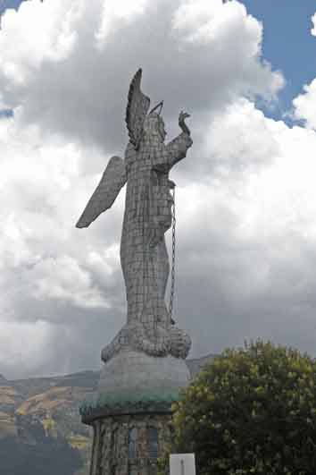 Solche Statuen scheinen in Südamerika wichtig zu sein.