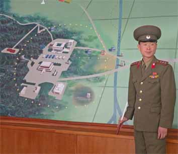 Ein Soldat informiert in Panmunjong am Modell über die teilung des landes.