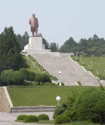 Dieses Denkmal in Kaesong ist nicht der neueste Stand, es zeigt nur den Staatsgründer. Der (inzwischen verstorbene) Sohn ist noch &quot;in Arbeit&quot;.