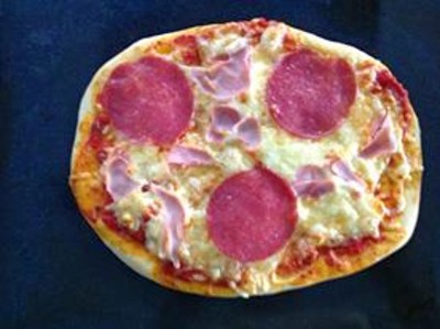 Für die runde Pizza benötigt man keine Backform. <br />Einfach ausrollen und auf ein großes Backblech legen.